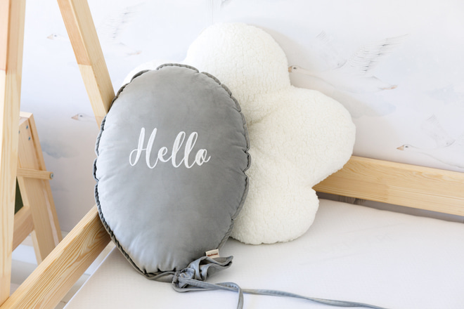Dekorativní polštář balónek "Hello" – stříbrný