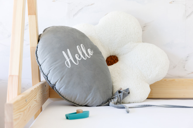 Dekorativní polštář balónek "Hello" – stříbrný