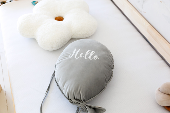 Dekorativní polštář balónek "Hello" – stříbrný