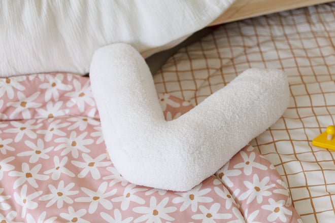 Coussin Lettre V - Bouclé Blanc