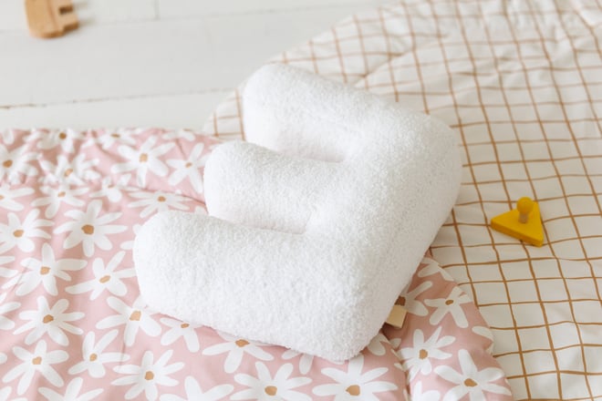 Coussin Lettre E - Bouclé Blanc