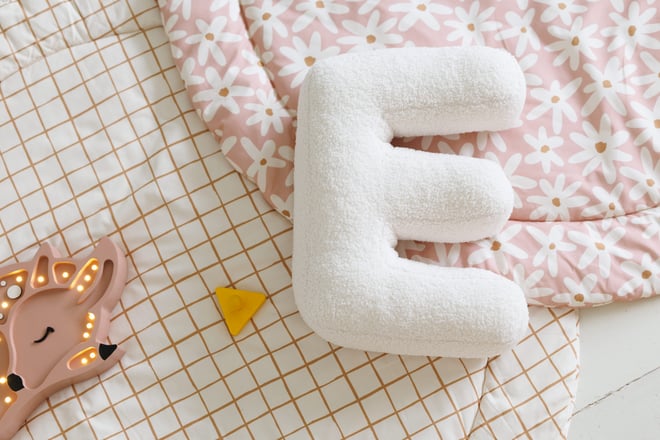 Coussin Lettre E - Bouclé Blanc
