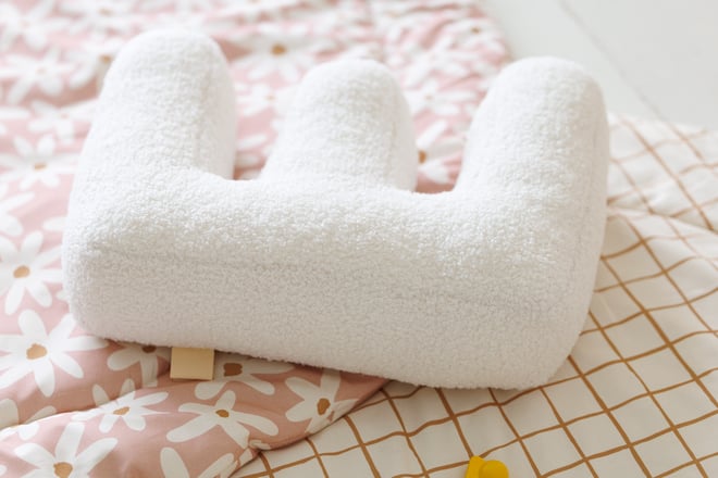 Coussin Lettre E - Bouclé Blanc