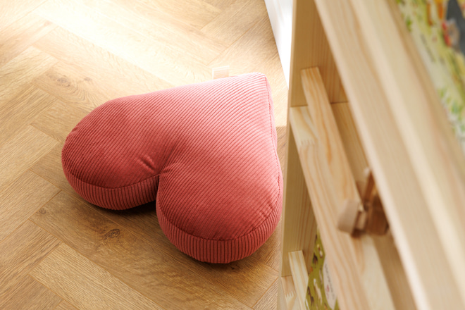 Coussin Coeur en Velours Côtelé Framboise