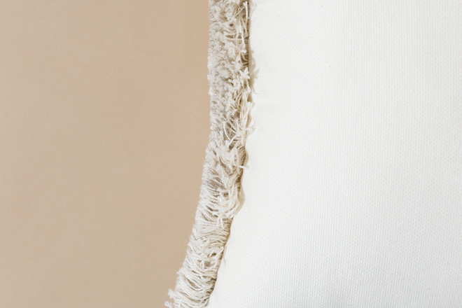 Boho-Vanille-Kissen mit Beigespitze
