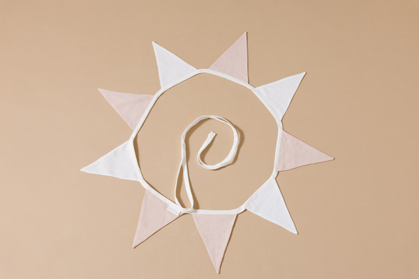 Ghirlanda di Triangoli in Velluto a Coste Crema e Rosa