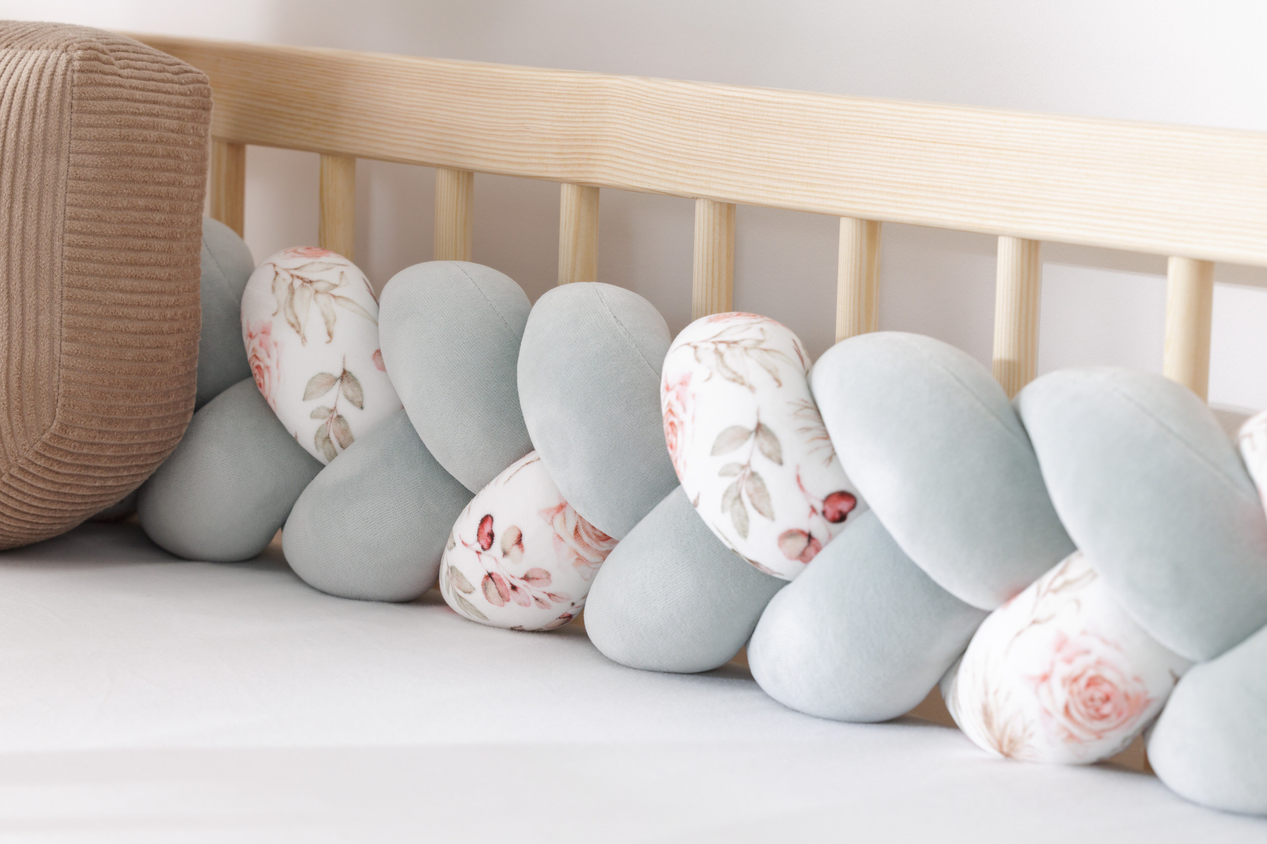 Sage Green Boho Flowers Bed Bumper - 3 Ropes Sage Green Boho Flowers Bed Bumper - 3 Ropes
