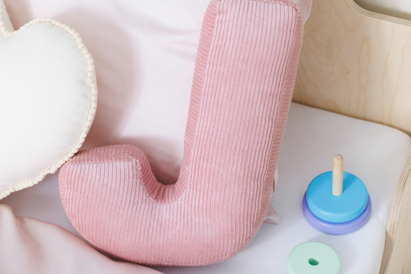 Buchstaben-Kissen J - Rosa Kord