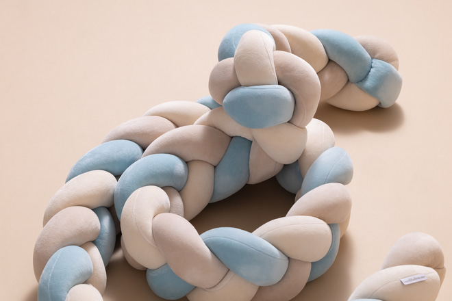 Pletený mantinel postýlky 3 Klasy – Ice Blue, Amande, Beige