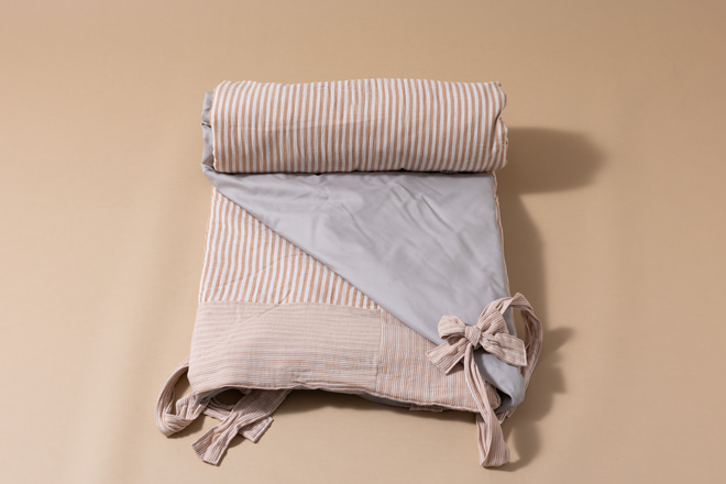 Coperta da picnic in mussola a righe beige