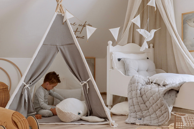 Cremefarbener Tipi mit Teppich