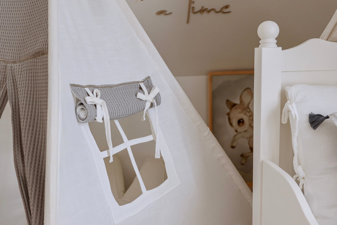 Cremefarbener Tipi mit Teppich