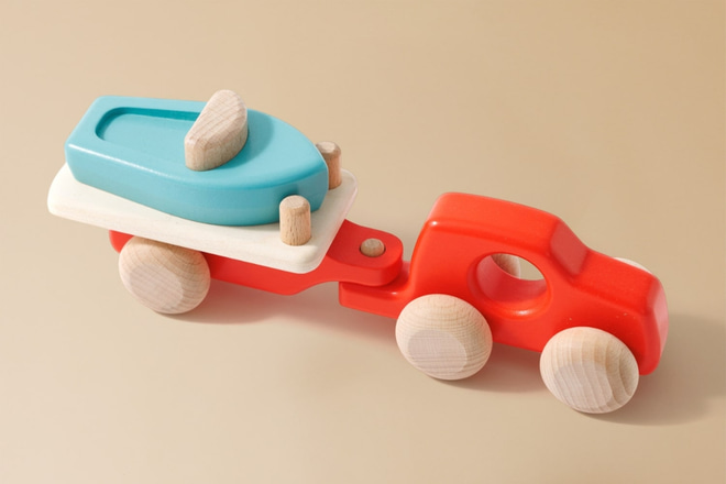 Dřevěná hračka – Auto s přívěsem a lodí