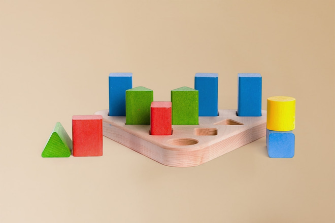 Geometrisches Steckspiel Pyramide