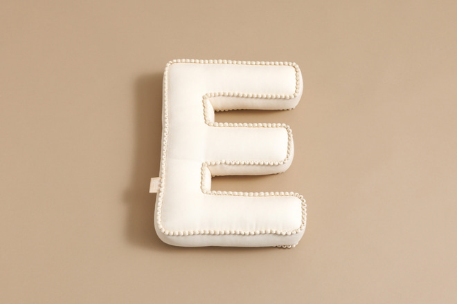 Buchstaben-Kissen E - Boho Vanille