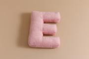 Almofada Letra E - Veludo Cotelê Rosa
