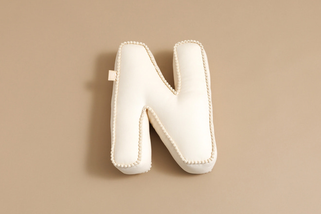 Buchstaben-Kissen N - Boho Vanille