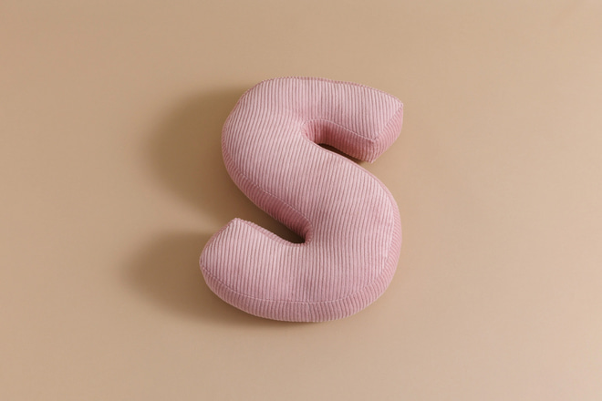 Almofada Letra S - Veludo Cotelê Rosa