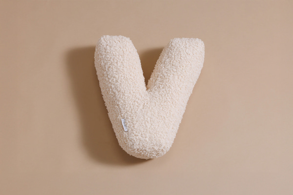 Polštář Písmeno V – Bouclé Vanilka