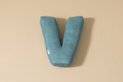 Coussin Lettre V - Velours Côtelé Bleu