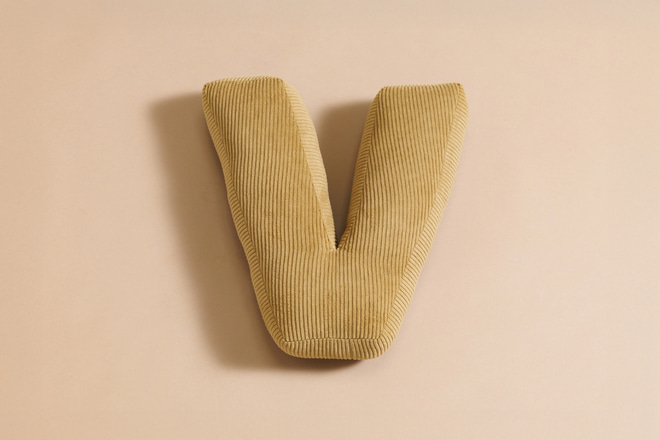 Coussin Lettre V - Velours Côtelé Miel