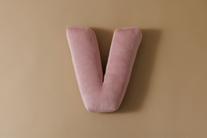 Almofada Letra V - Veludo Cotelê Rosa