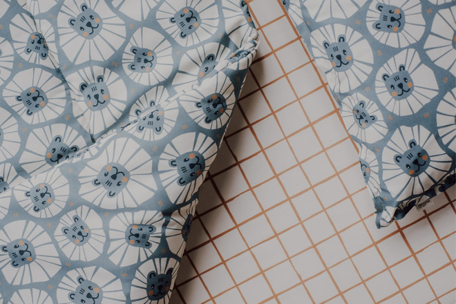 Bettdecke 120x160 & Kissen 40x60 Set - Denim-Löwe