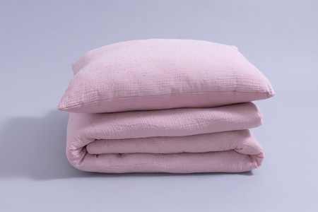 Ensemble Couette et Oreiller 120x170 Mousseline de Coton Avec Garnissage - Sepia Rosé à Pois Dorés