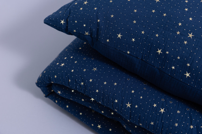 Conjunto de edredão e almofada em musselina de algodão 120x170 com enchimento - Azul marinho estrelas douradas