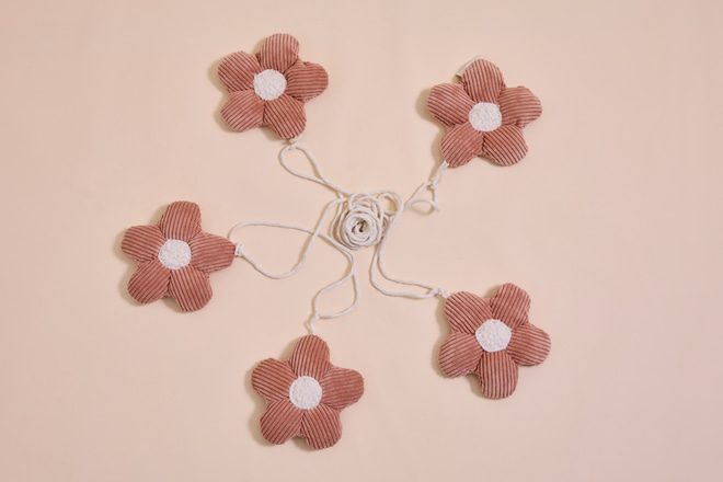 Boucle Daisies Garland - Pink