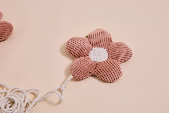 Bouclé-Gänseblümchen-Girlande - Rosa