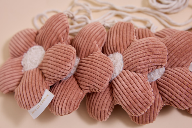 Boucle Daisies Garland - Pink