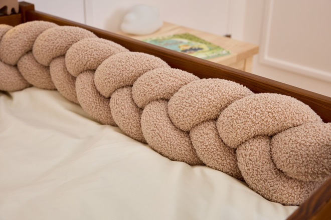 Mantinel do postýlky pletený 3 Klasy – Bouclé Latte