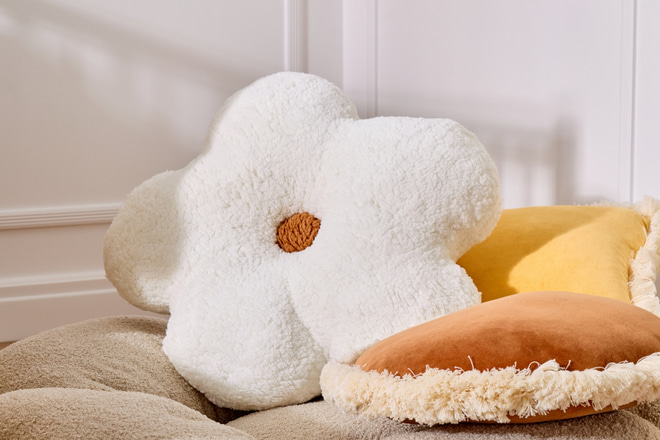 BoucleDaisy Cushion - Ecru