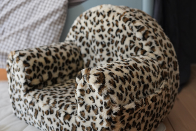 Křeslo z umělé leopardí kožešiny
