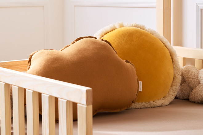 Rundes Velour-Kissen mit Fransen - Honig