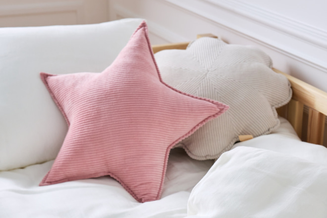 Almofada de Veludo Cotelê Estrela Rosa