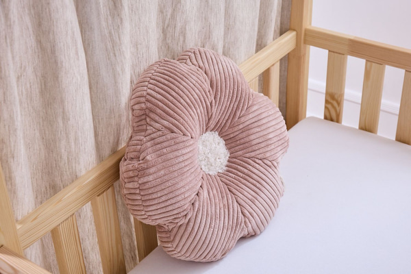 Cojín Marguerite de Terciopelo Acanalado – Rosa
