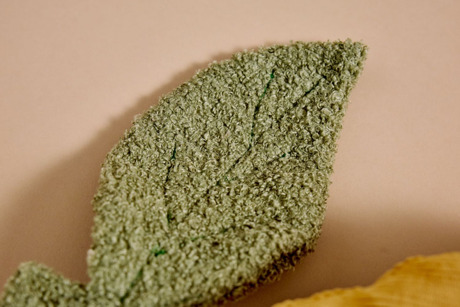 Almofada Marguerite em Veludo Canelado – Bege