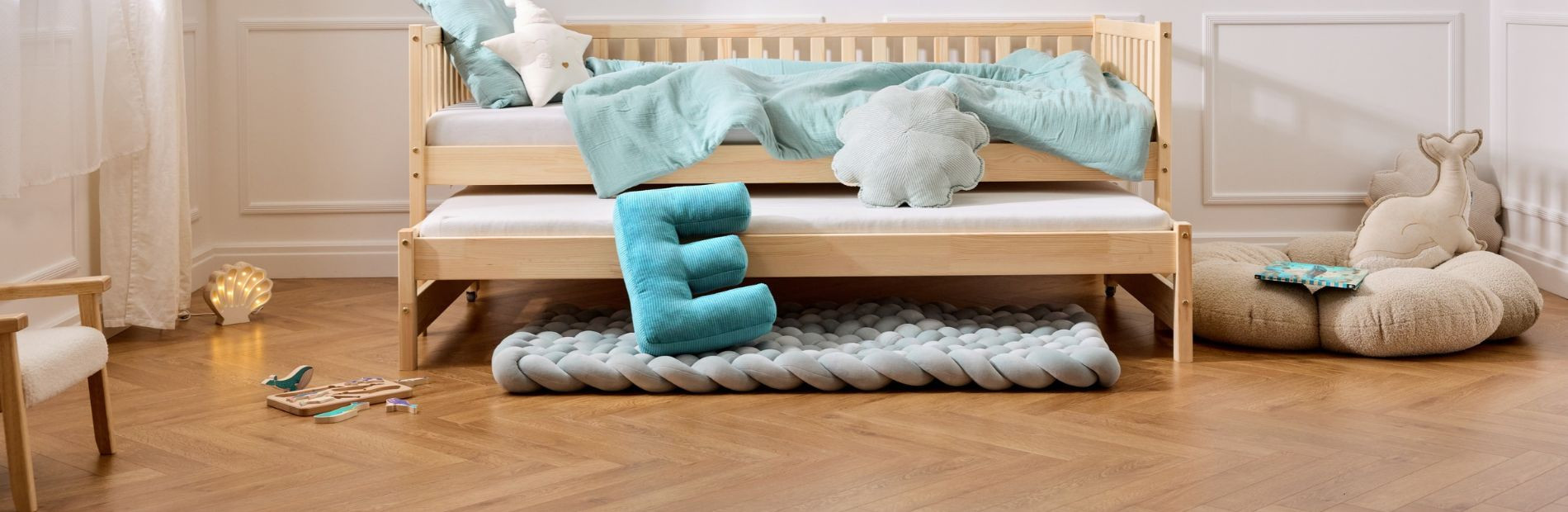 Pernă în formă de litera E - decorațiune pentru camera copilului | Mon Lit Cabane