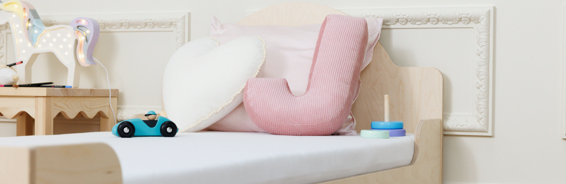 Almofada Letra J - Decoração de Cama | Mon Lit Cabane